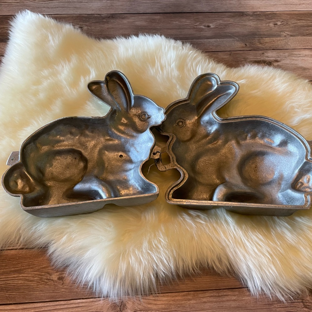 v i n t a g e Heavy Cast Aluminum 3D Bunny Cake Mold - Picture 3 of 8